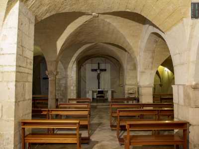 Il suggestivo ambiente � a pianta rettangolare ed � anch�esso diviso in tre navate, con volte a crociera e archi a tutto sesto